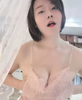 光谷丰满迷人小娇妻