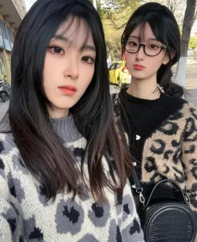 双胞胎姐妹兼职上学