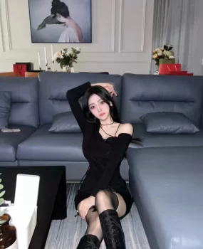 一个做销售的黑丝小姐姐业绩不好大家来帮帮她