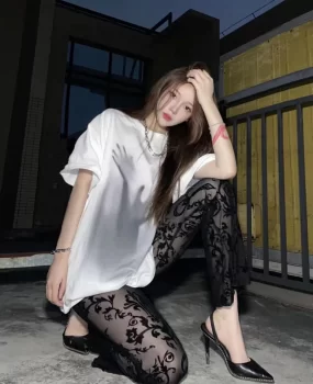 蕾丝透明装大臀水嫩妹啪啪技术一流