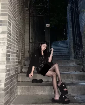 油亮黑丝袜女孩聚会完送她回家请我楼上喝了咖啡