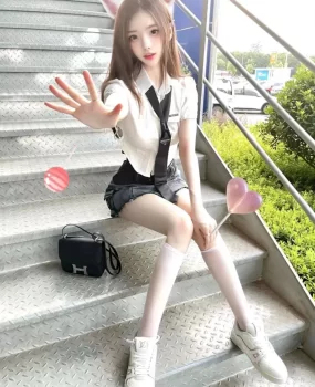 白皙水嫩美甲店仙女挺坏乖巧温柔床上喊不要不要