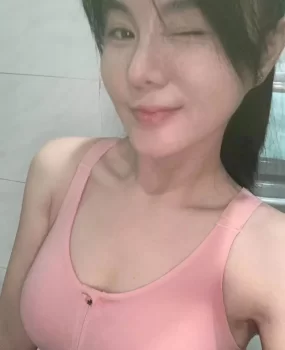 来自广东的可爱小女生，胸大臀翘服务尺度全放开