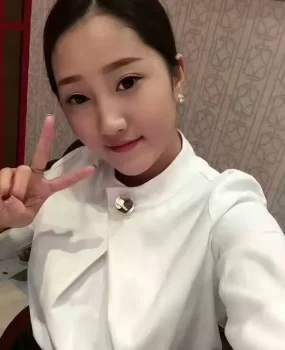 劲松大厦附近,很标准的小美女
