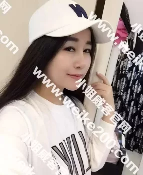 约炮大胸丰满丫头一连的抽插直上云霄