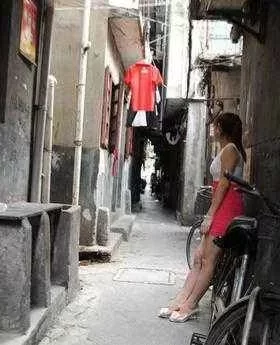 大胸熟女，腿长。