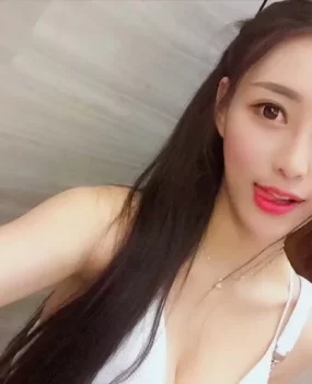 皮肤特别白的长腿妹子