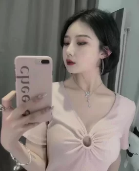 北京小高端刚毕业的小精致美女价格有点高，推荐给土豪狼友