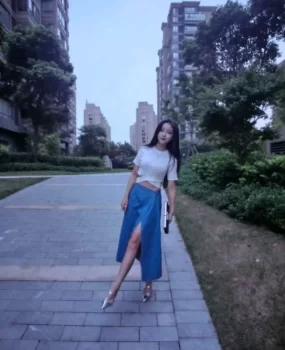 长发飘飘小嫩妹