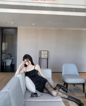 爆操兼职学生妹，水多B紧