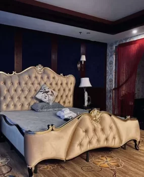 制服扮演，老师惩罚我舔她妹妹，还要我下面给她吃