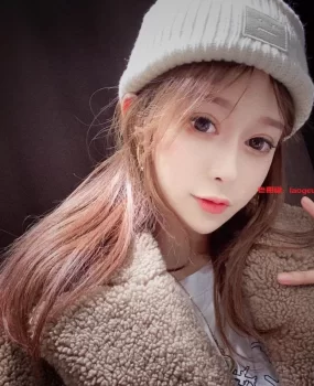 火辣小模特，性欲满满很敏感，轻轻挑逗一下就让我不停日她