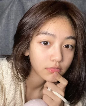 丰满又美艳的学会妹美乳一只手都握不住，侧脸太过迷人忍不住干了三次