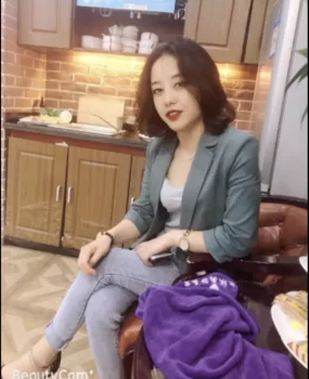 娇小性感的职场白领妹子